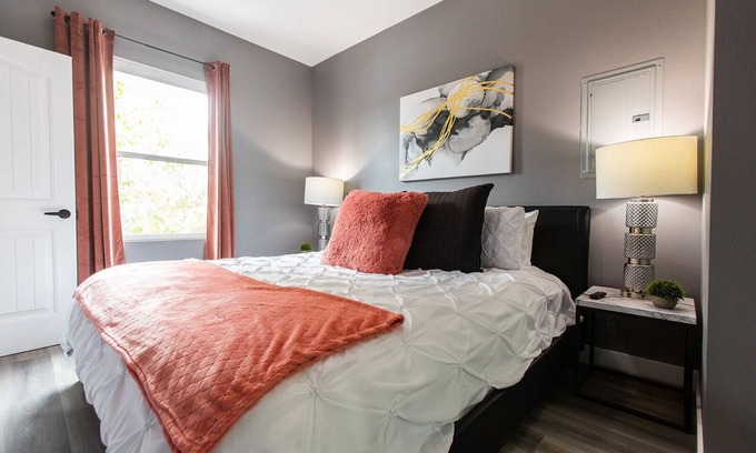 University Heights Apartment | Restaurants-Fast-WiFi-A/C-Park-Professionals
