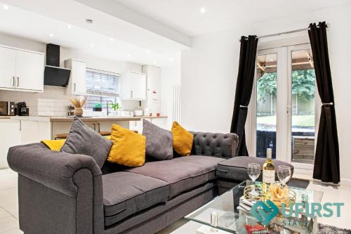 Woodthorpe House | Restful 3BR House - Hot Tub - Near Castle, QMC - City Centre & Trent Bridge - Free WiFi & Parking - Sleeps 6