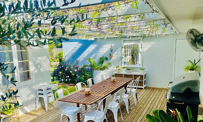 Pelican Waters House | Retreat in Golden Beach: 2 Buildings, 5 Bedrooms, Close to Attractions