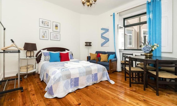 Santo Antonio House | Retro M2 R4 - Lovely Double Room with Shared Bathroom