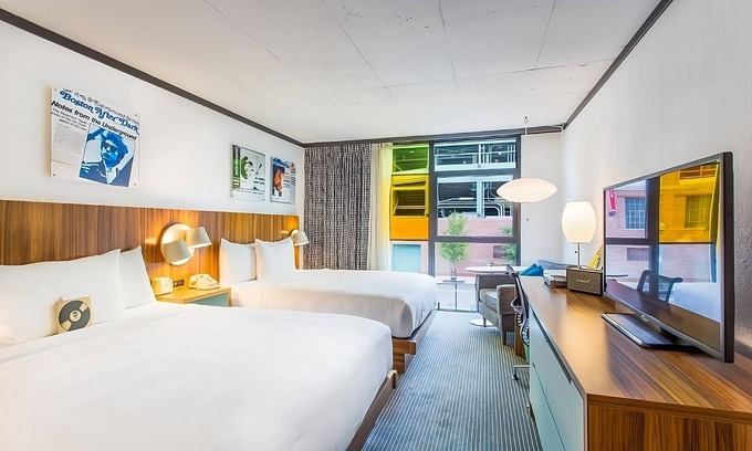 West Fens Hotel | Retro-vibe Unit w/Pool View Close to New England Aquarium! Parking, Pool!