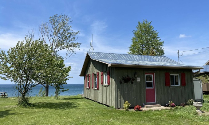 Louth Cottage | Riesling Cottage on the lake