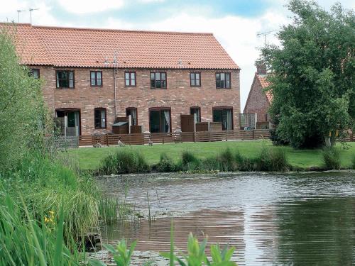 Irstead House | Ringlet - E4240
