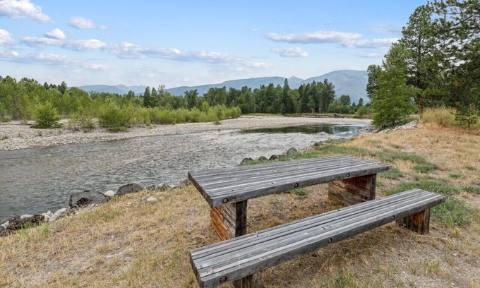 Grantsdale Apartment | River Bend Lodge: Luxury riverfront home