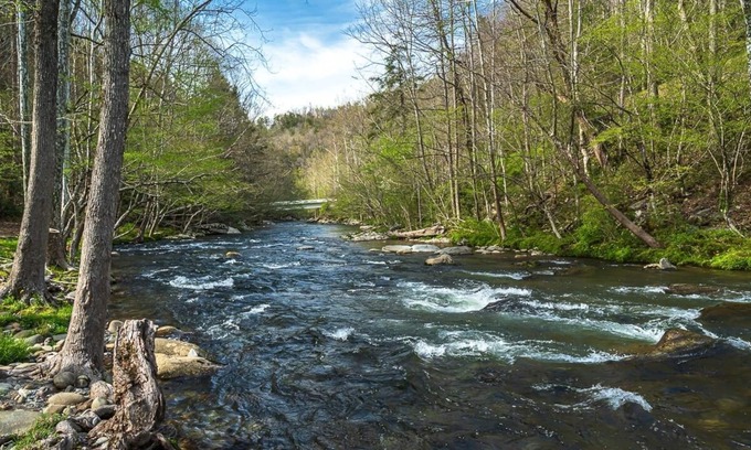 Gatlinburg - Pigeon Forge Cabin | River Lodge 5 Bedroom Home by Redawning