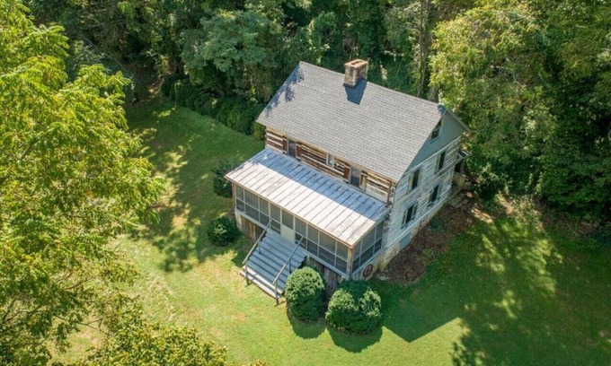 Luray Cabin | Riverfront Cabin! Farm, Fireplaces, Trail & Kayaks
