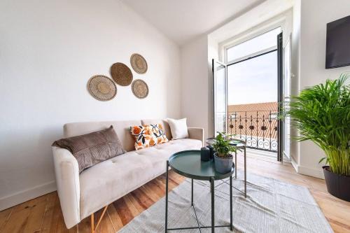 Santo Estevao Apartment | Riverfront Elegance 41br Spacious Retreat