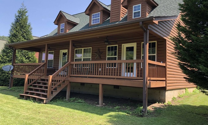 Hiawassee House | Riverfront Mountain Cabin with 2000’ of Trout River Fishing and Mountain Views