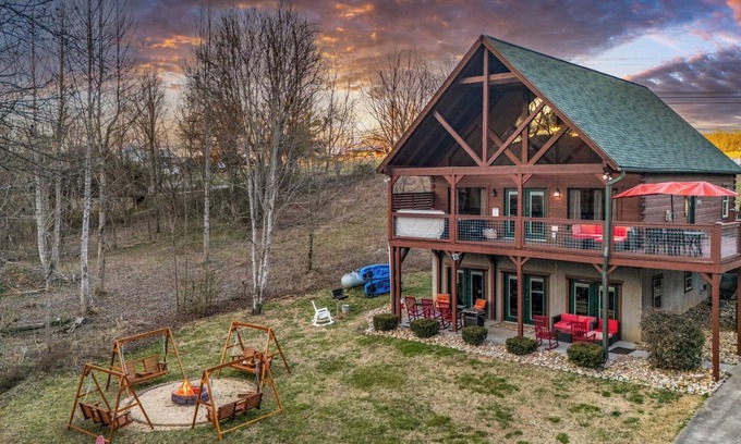 Sevierville Cabin | Riverside Bliss - 9min to Dollywood + Riverfront! + Tubes/Kayaks/SUP + Game Room