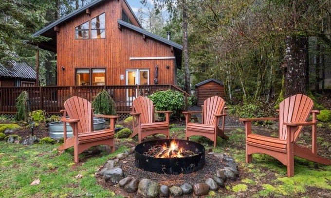 Mount Hood Village House | Riverside Retreat