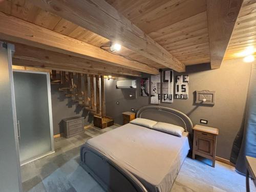Pontboset House | riverside room Jean