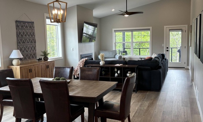 Duluth House | RiverWest Rivers Edge on the River - Brand New - Hot Tub