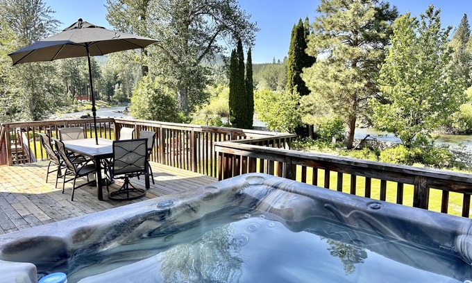 Leavenworth House | Riverwood Lodge-River! Views! Yard! Hot Tub! BBQ