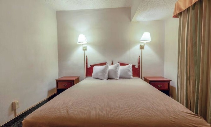 Allison Hotel | Road Trip Ready Room w/Free Parking & Easy Access to Interstate 40 Routes