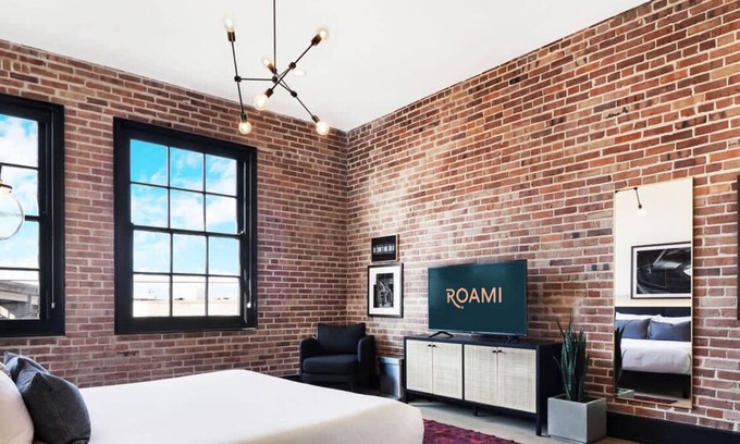 Arts/Warehouse District House | Roami at The Lola | Convention Center | Suite