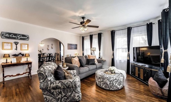 Wichita House | Roaring Riverside - Art Deco Luxe - 2 Kings!