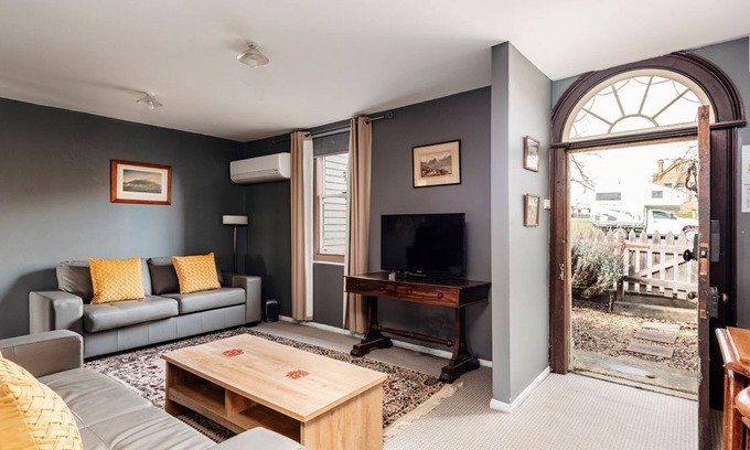 Oatlands House | Robinson Cottage