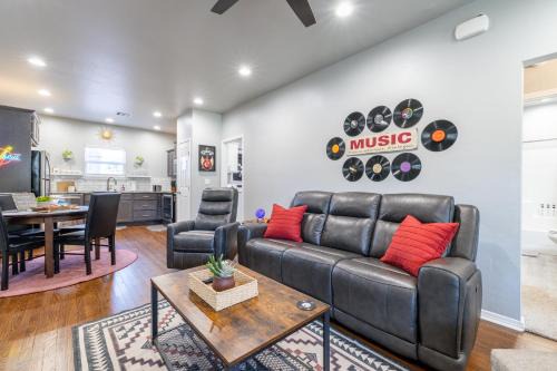 Chickasha House | Rock & Roll House, Fiber Internet, ROKU TV, Washer & Dryer, by DT Chickasha & Leg Lamp!