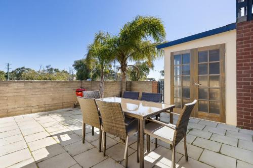 Rockingham House | Rockingham Beach Breeze 2br Retreat