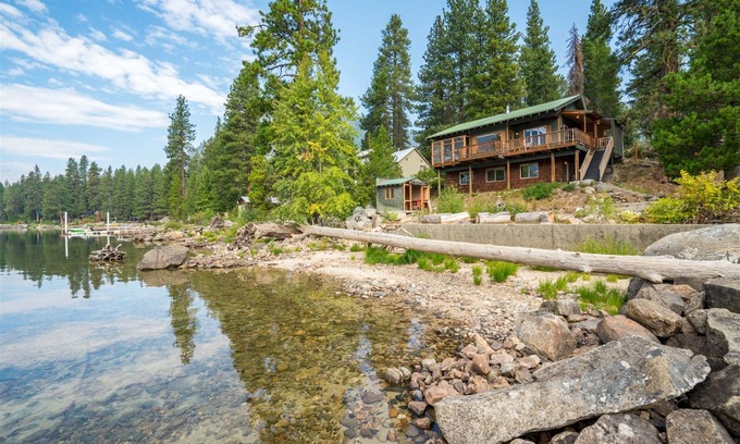 Leavenworth Cabin | Rogue Shores - Tranquil Lakefront Home