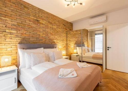 Erzsebetvaros Apartment | Romantic Home by Andrassy street with Garage and Rooftop Pool