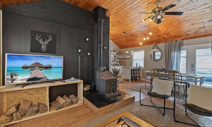 Pocono Pines Cabin | Romantic Pet-Friendly Bungalow in Pocono Pines