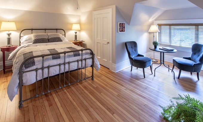 Montcalm House | Room 02 - Comfort in the heart of the Art District