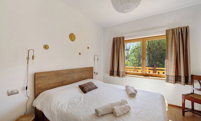 Pieve di Cadore Apartment | Room '1- Nene Cristina' with external bathroom, shared terrace, private garden and Wi-Fi
