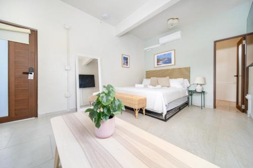 Santurce Hotel | Room 16 Grand King Suite with Desk & Sofa Bed