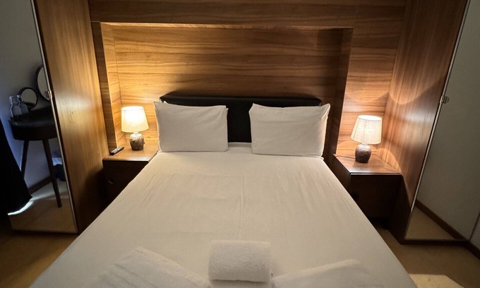 Bishopsgate House | Room 5 - Eames Suite at Room Home Stay