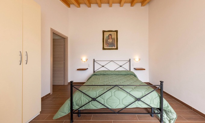 Massa Marittima Apartment | Room 'Camera 2' with Shared Pool, Shared Garden and Air Conditioning