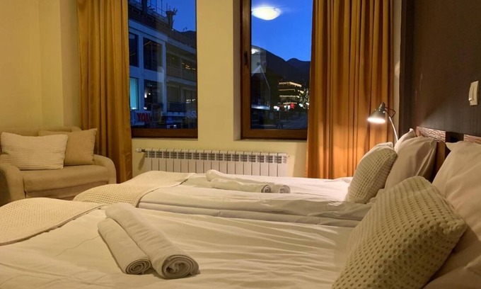 Shiligarnika House | Room-granat Double Room 3- Next to Gondo