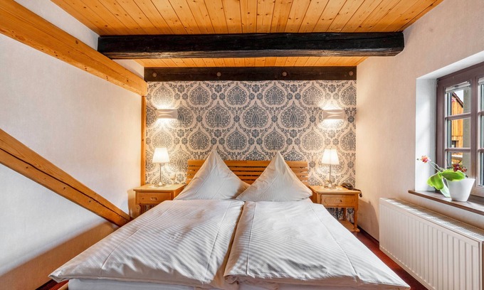 Klipphausen Apartment | Room 'Im Weinrestaurant 6' with Shared Garden and Wi-Fi