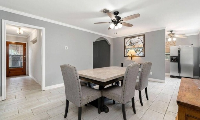 Southbelt/Ellington House | Room in house close to Hobby airport Houston