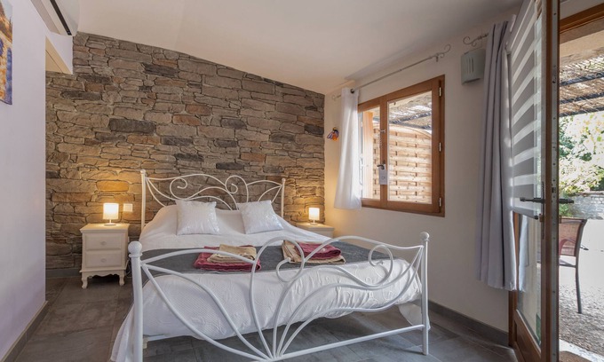 Saint Alban Auriolles Apartment | Room 'La Peireta' with Shared Pool, Wi-Fi and Air Conditioning