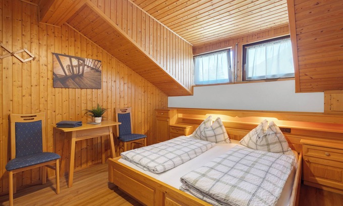 Valle Aurina Apartment | Room 'Pension Waldheim 8' with Mountain View, Shared Garden and Wi-Fi