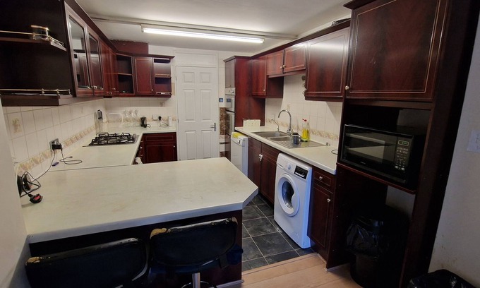 Slough House | Rooms with Shared Bath Kitchen Parking