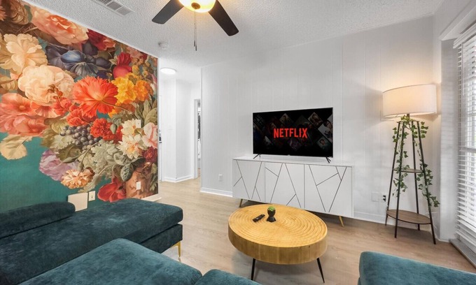 West Campus Apartment | Rose Entertainment Suite | Convenient for ACL, F1!