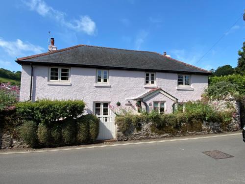 Brixham House | Rosedale a charming 3 bedroom detached cottage with parking