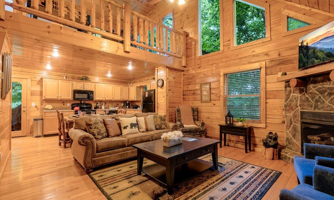 Gatlinburg - Pigeon Forge Cabin | Rosey Bear 2 Bedroom Cabin