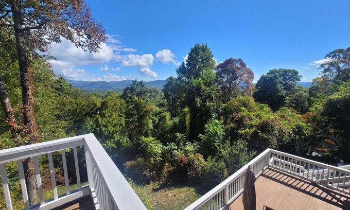 Royal Pines House | Royal Cottage Mountain Views, Deck & Close to Downtown AVL, Dog Friendly