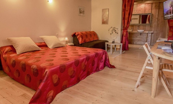 Le Clerjus Bed & Breakfast | Ruby Room: Elegance and Comfort in the Heart of Nature