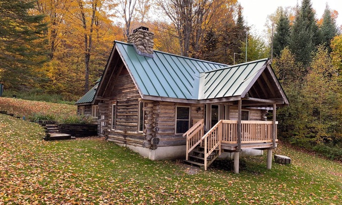 Sutton Cabin | Rustic Authentic Off-grid Log Cabin 15 minutes from Kingdom Trails