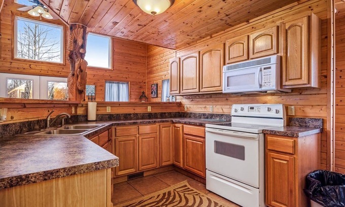 Byrdstown Cabin | Rustic Lake Cabin with hot tub near three marinas!