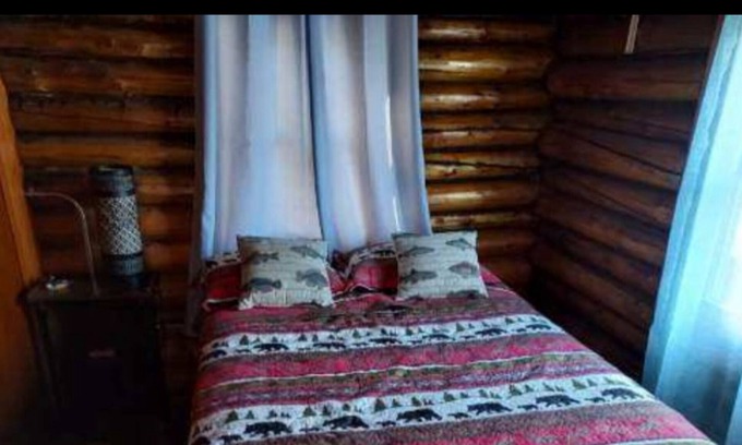 Houghton Lake Heights Cabin | Rustic log cabin near beaches and local boat ramp