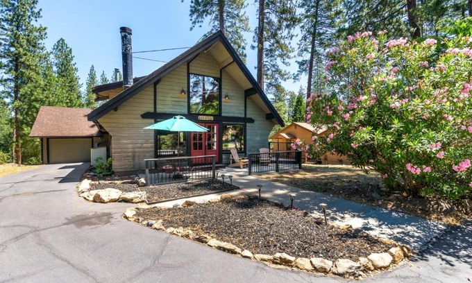 Groveland House | Rustic Modern Cabina De Alba