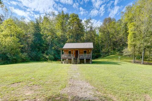 Palestine House | Rustic, Woodsy Cabin in Palestine with Pool Table!