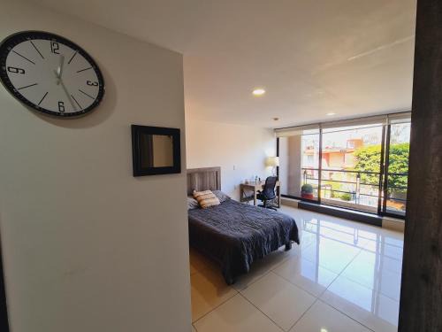 Ciudad Lopez Mateos Apartment | S02 SUITE para 1 A 2 PAX Premium Suite Frente al TEC CEM con Cocineta WiFi Balcón Parking Terraza