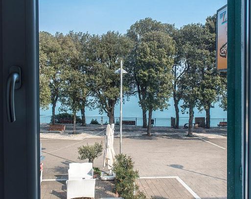 Sirolo Apartment | S035 - Sirolo, trilocale in piazza con vista mare
