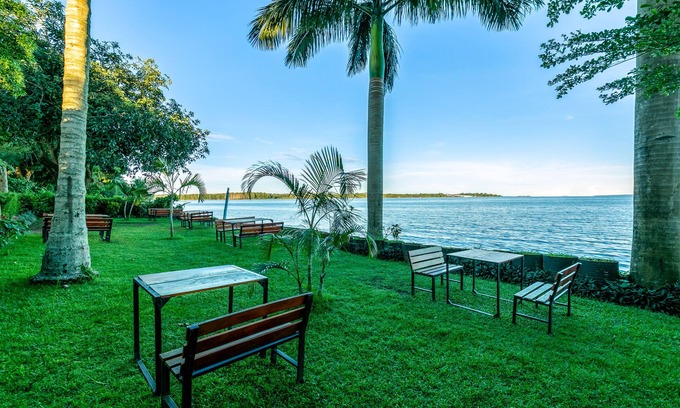 Entebbe Hotel | Saffron Beach Bistro & Cottages